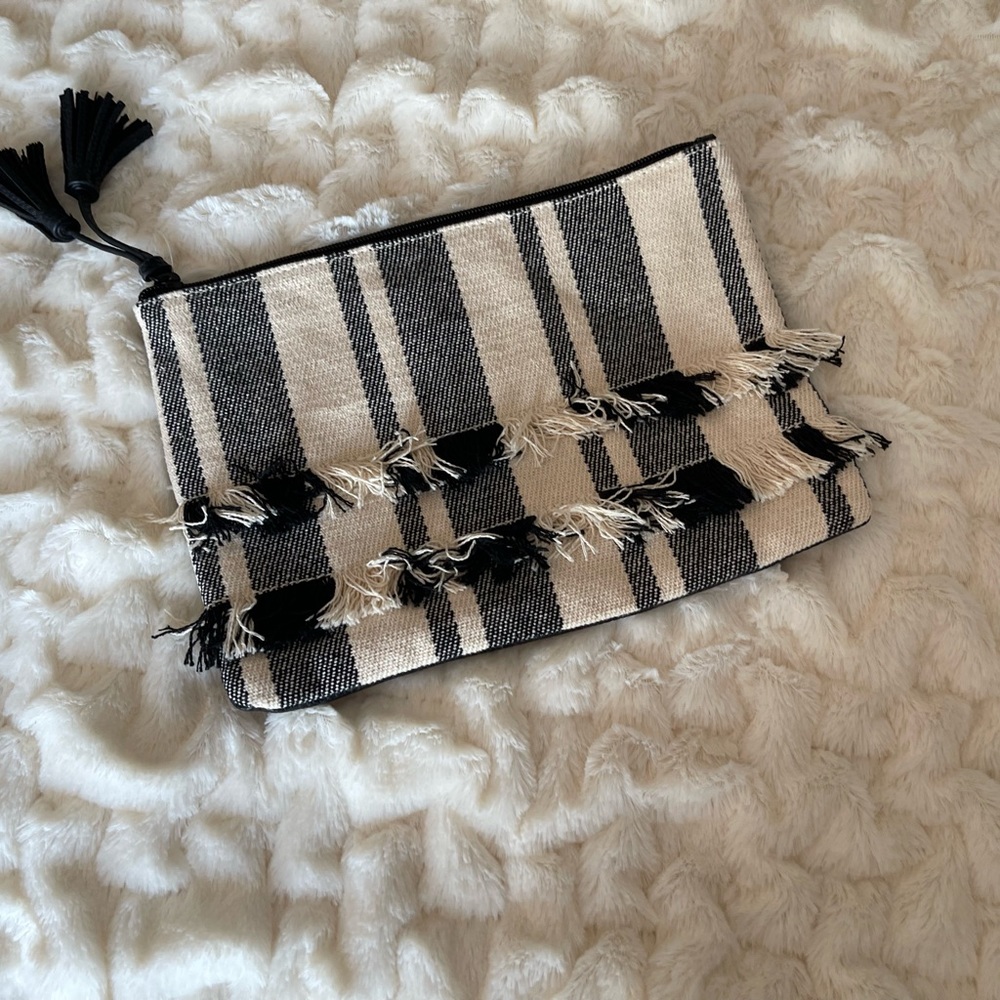 EUC Adorable fringe b&w clutch w faux black leather, cute tassel & zipper